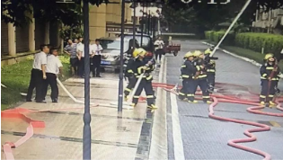 演練秒變實戰(zhàn)：附近住宅火災(zāi)，珠光御景壹號工作人員全力撲救