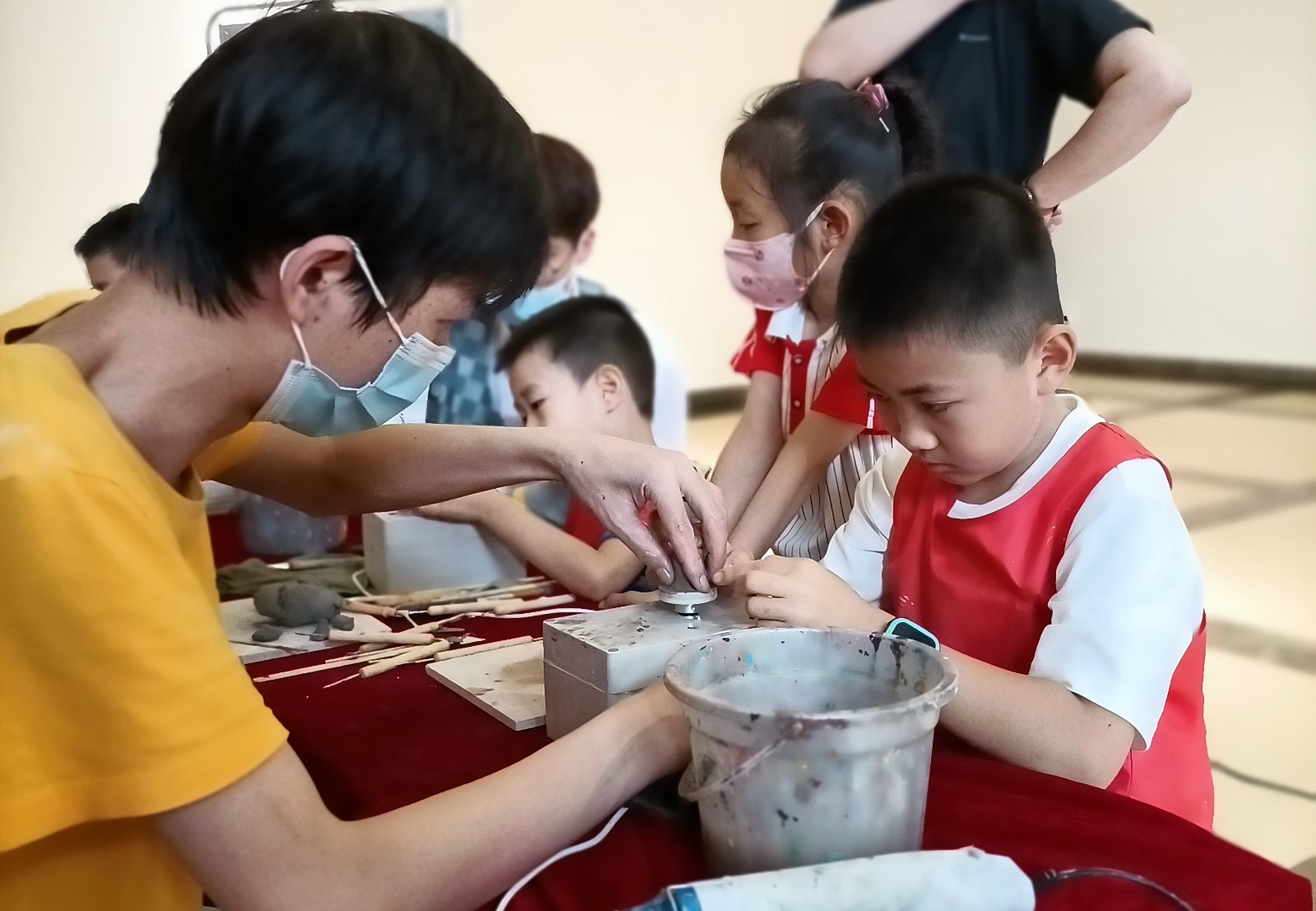 童心熠熠 快樂同行|看我們?nèi)绾闻愫⒆觽兺孓D(zhuǎn)六一！