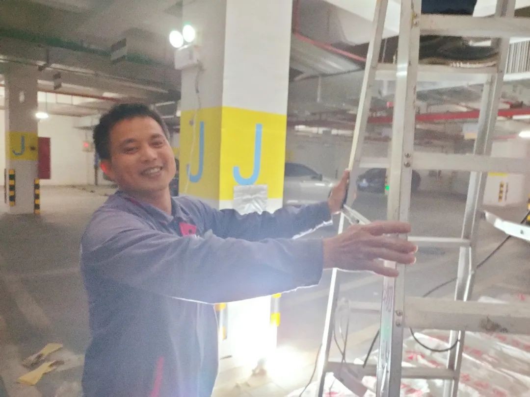 奇怪！他們怎么總是對我露出神秘微笑？